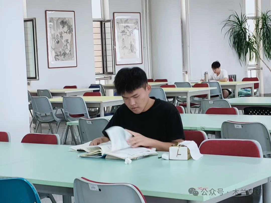 在白师，奋战在图书馆里的学子们