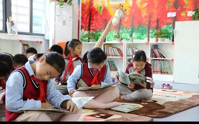 图书馆中的学校：让阅读如呼吸般自然——聚焦学校图书馆的价值重塑与深度应用