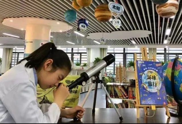 图书馆中的学校：让阅读如呼吸般自然——聚焦学校图书馆的价值重塑与深度应用