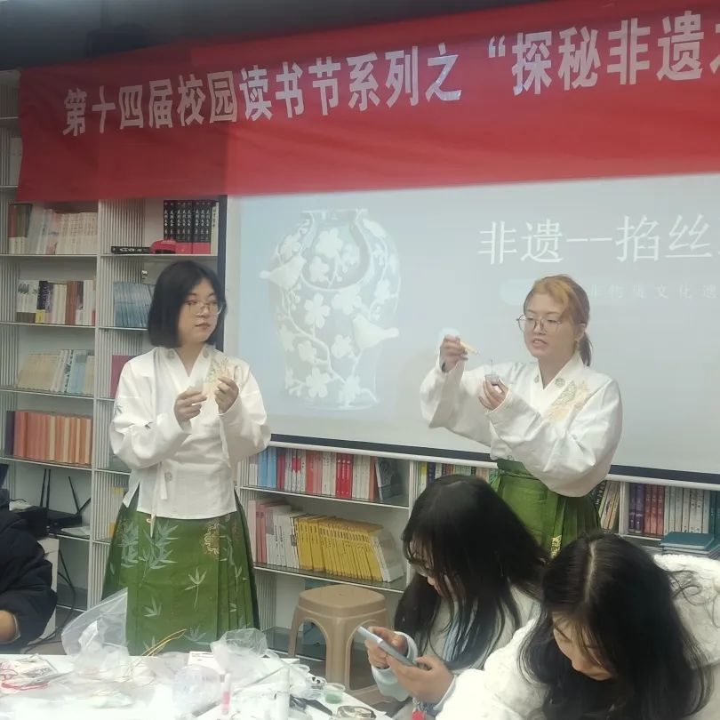 湖北第二师范学院图书馆带领学生探寻掐丝珐琅之美，体验传统文化的魅力