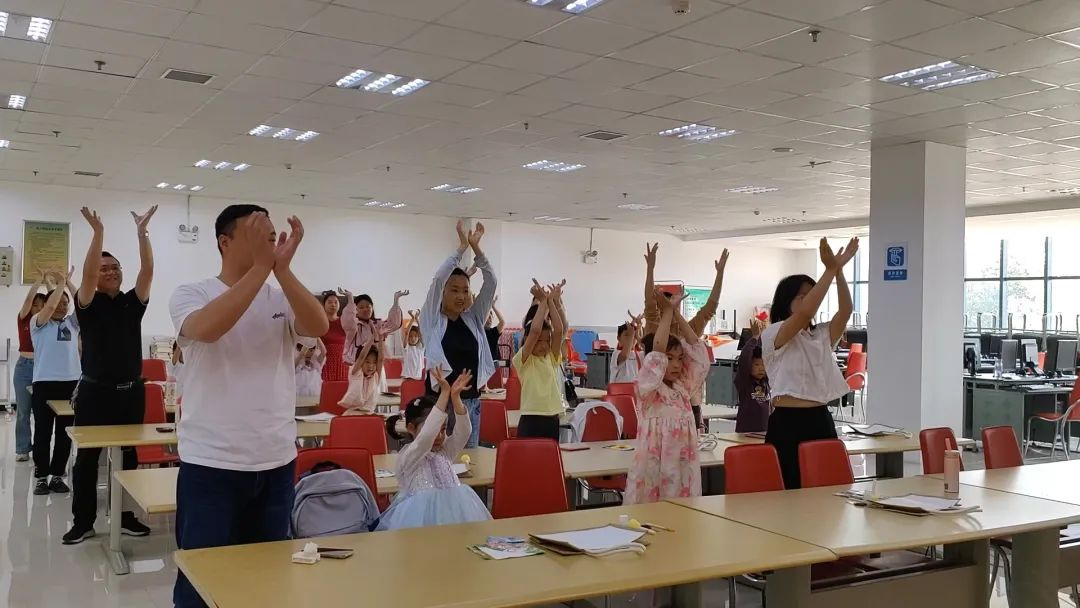 以“包”传情，感恩母爱｜南漳县图书馆蝶骨巴特包亲子DIY活动温情落幕！