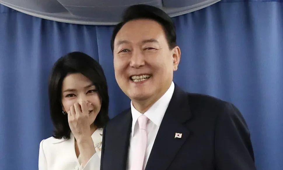韩国前总统夫妇双双入狱，热爱奢侈品的前第一夫人监狱生活曝光，住6平单人房，打地铺，洗澡要去公共澡堂？