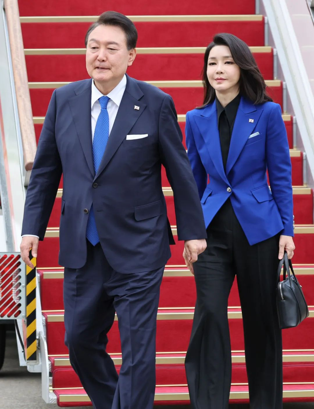 韩国前总统夫妇双双入狱，热爱奢侈品的前第一夫人监狱生活曝光，住6平单人房，打地铺，洗澡要去公共澡堂？