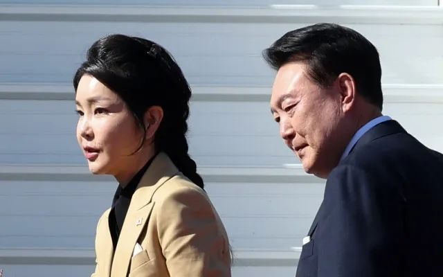 韩国前总统夫妇双双入狱，热爱奢侈品的前第一夫人监狱生活曝光，住6平单人房，打地铺，洗澡要去公共澡堂？