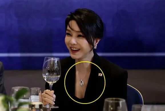 韩国前总统夫妇双双入狱，热爱奢侈品的前第一夫人监狱生活曝光，住6平单人房，打地铺，洗澡要去公共澡堂？