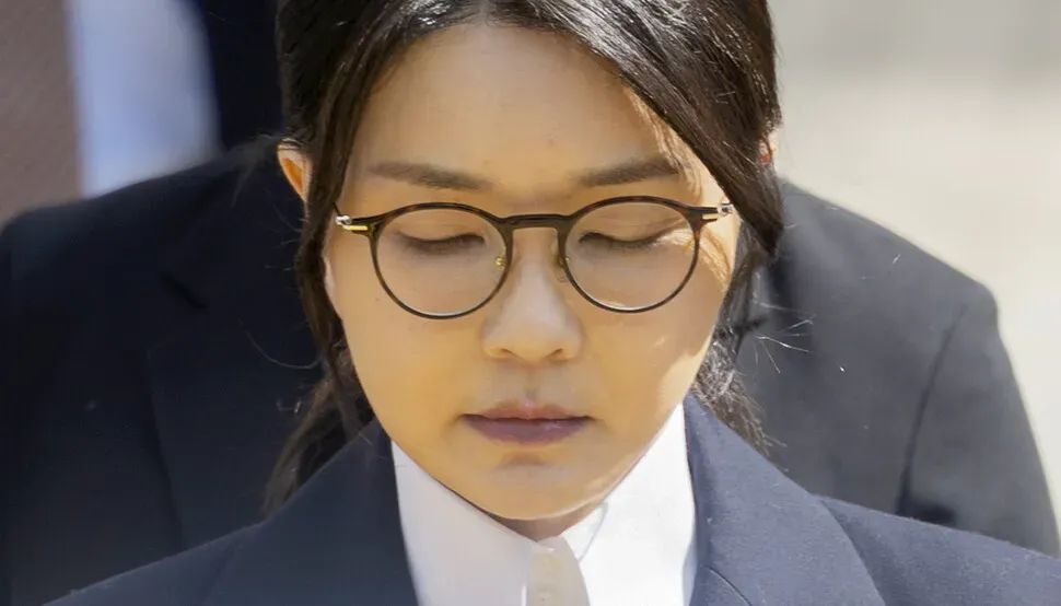 韩国前总统夫妇双双入狱，热爱奢侈品的前第一夫人监狱生活曝光，住6平单人房，打地铺，洗澡要去公共澡堂？