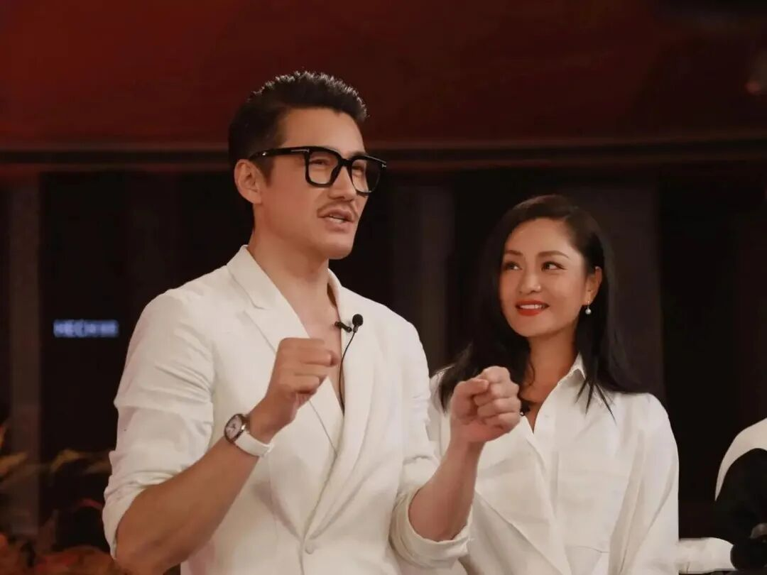 “手术成功！”54岁胡兵发文报平安，暗恋瞿颖30多年，至今不婚不育，胡兵的故事太多意难平