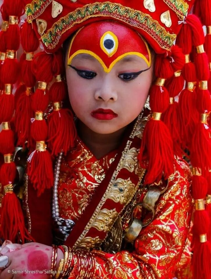 尼泊尔新任活女神：仅2岁接受万人朝拜，此后10年必须脚不沾地，面无表情