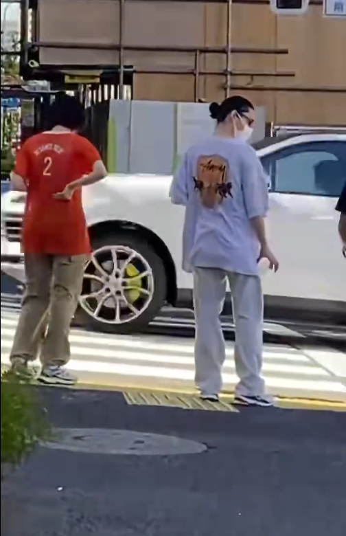中国网友偶遇“失联”诺奖得主，评论区笑疯：真的是全球街溜子